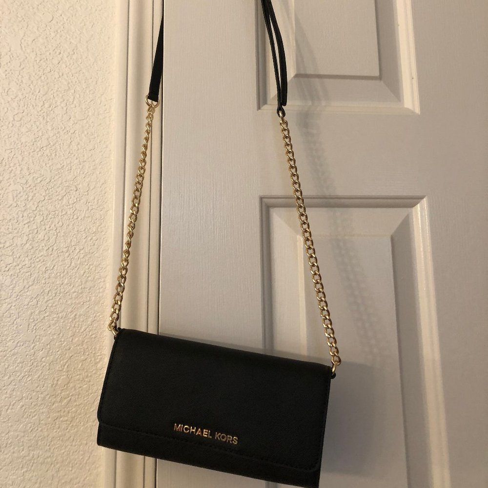 Michael Kors Jet Set LG Wallet On A Chain